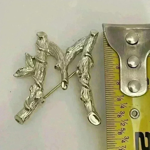 Vintage SARAH COVENTRY Letter M Initial Monogram Gold Tone BAMBOO Pin Brooch - Picture 4 of 7